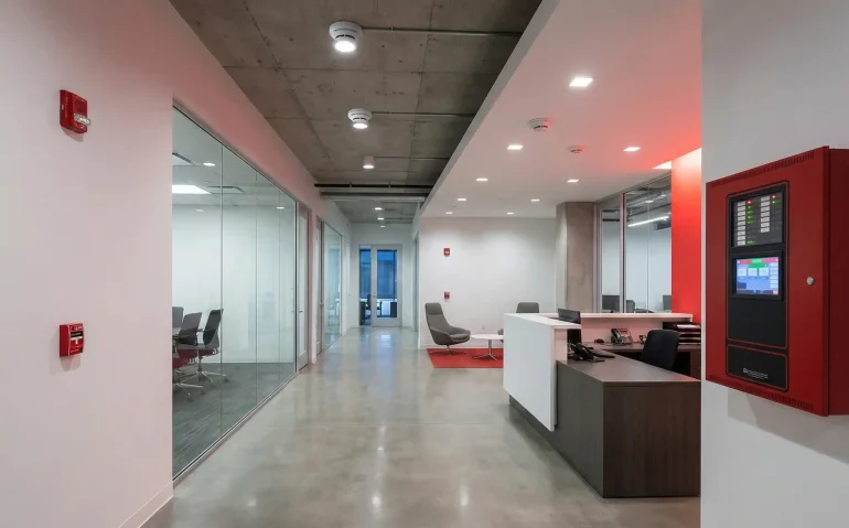 Ilustrasi sistem fire alarm modern di dalam gedung perkantoran.